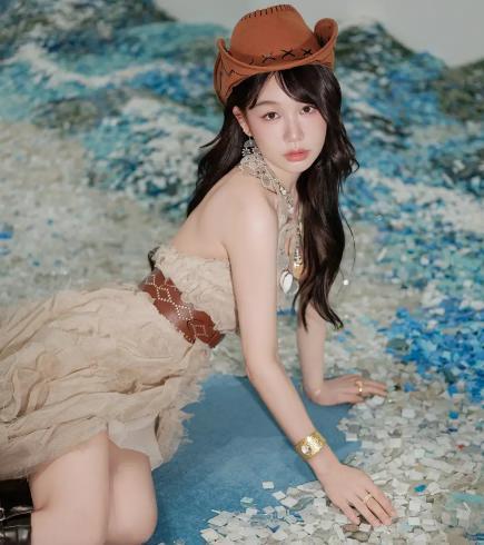 徐梦洁米色长裙搭棕帽出镜，女王范儿十足！