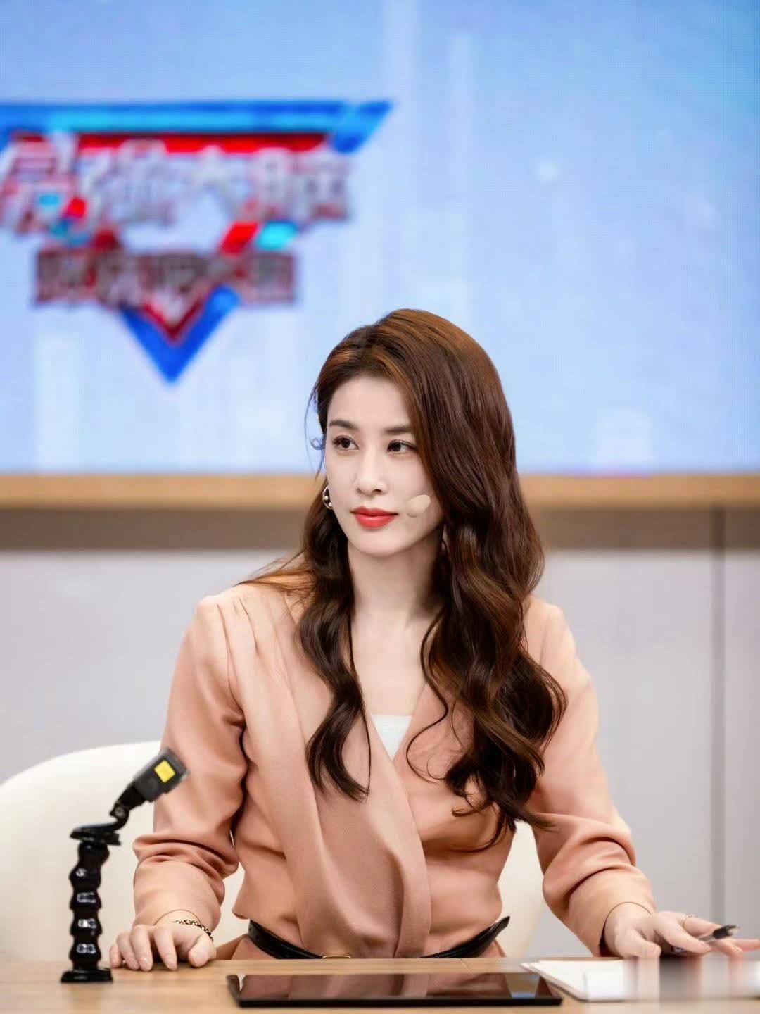 黄圣依综艺暖心互动，女性互助力量圈粉无数的秘诀？