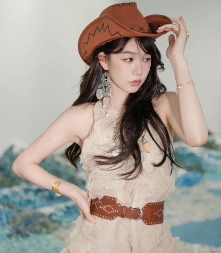 徐梦洁米色长裙搭棕帽出镜，女王范儿十足！