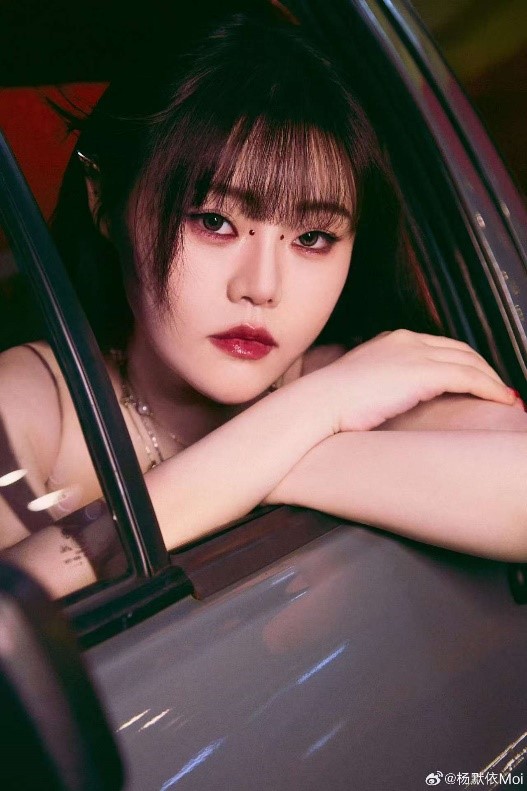 杨默依EP《不坦白》压轴单曲《遥遥》上线 诠释克制而炽热的错位感情