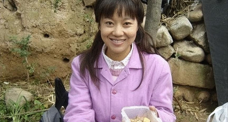 “风情女人”闫妮：离婚后曾多次“老牛吃嫩草”，53岁为何还未婚