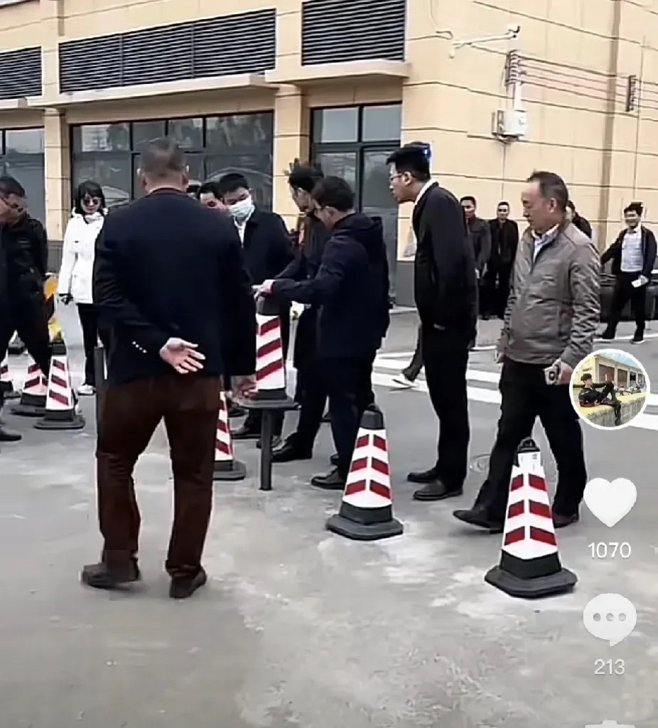全红婵回迈合村过年，湛江政府专车护送，她穿卫衣看着瘦了好多