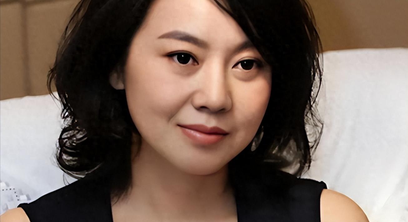 “风情女人”闫妮：离婚后曾多次“老牛吃嫩草”，53岁为何还未婚