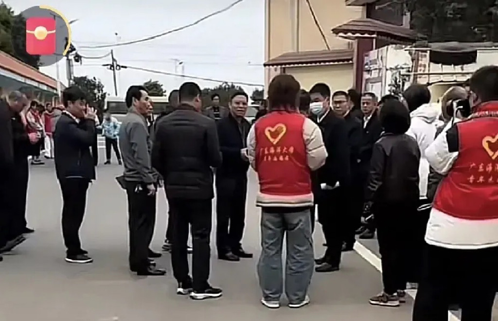 全红婵回迈合村过年，湛江政府专车护送，她穿卫衣看着瘦了好多