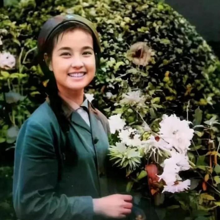 刘晓庆的大豪宅曝光，家里院子超大，还养了四只小狗