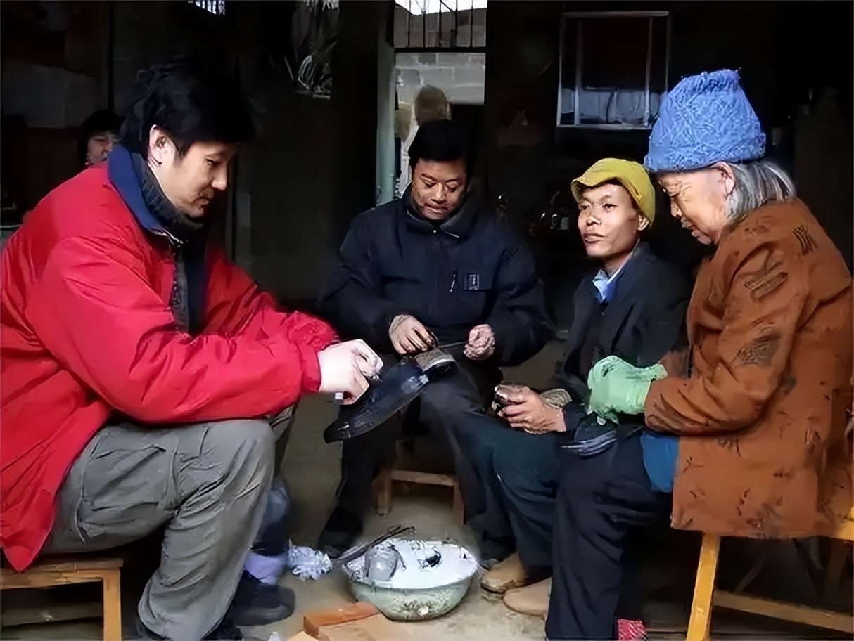 71岁老太嫁24岁男子，16年后在丈夫怀中离世，留下一句话让人泪目