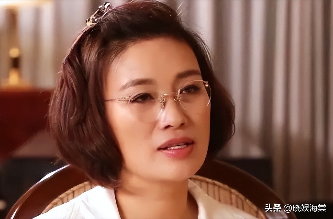 温州富婆胡洁，前脚送前夫进监狱，后脚风光带娃嫁给周立波！