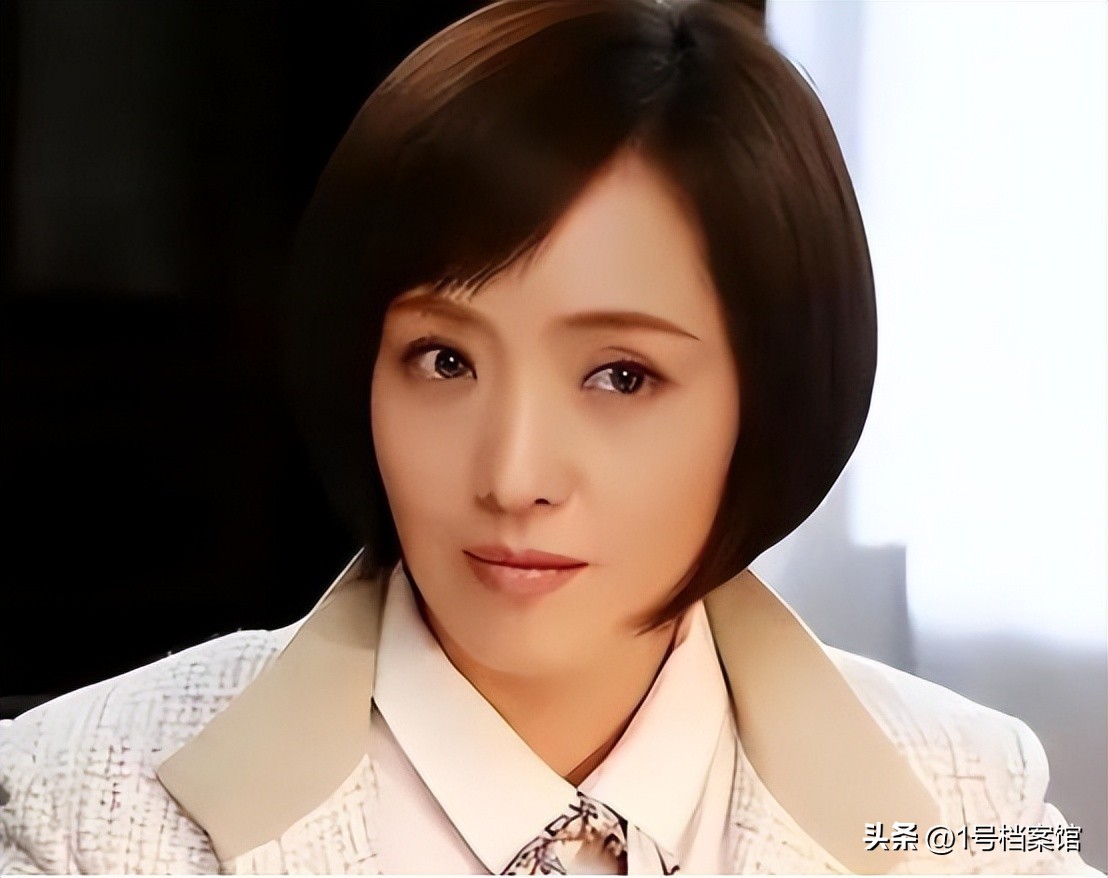 原来《火凤凰》中的父女现实是夫妻，结婚已有16年，孩子都15岁了