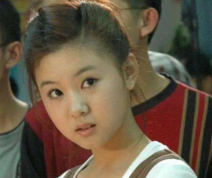 原来她就是冯巩的“女儿”？从不拍吻戏，如今年近40的她仍像18岁