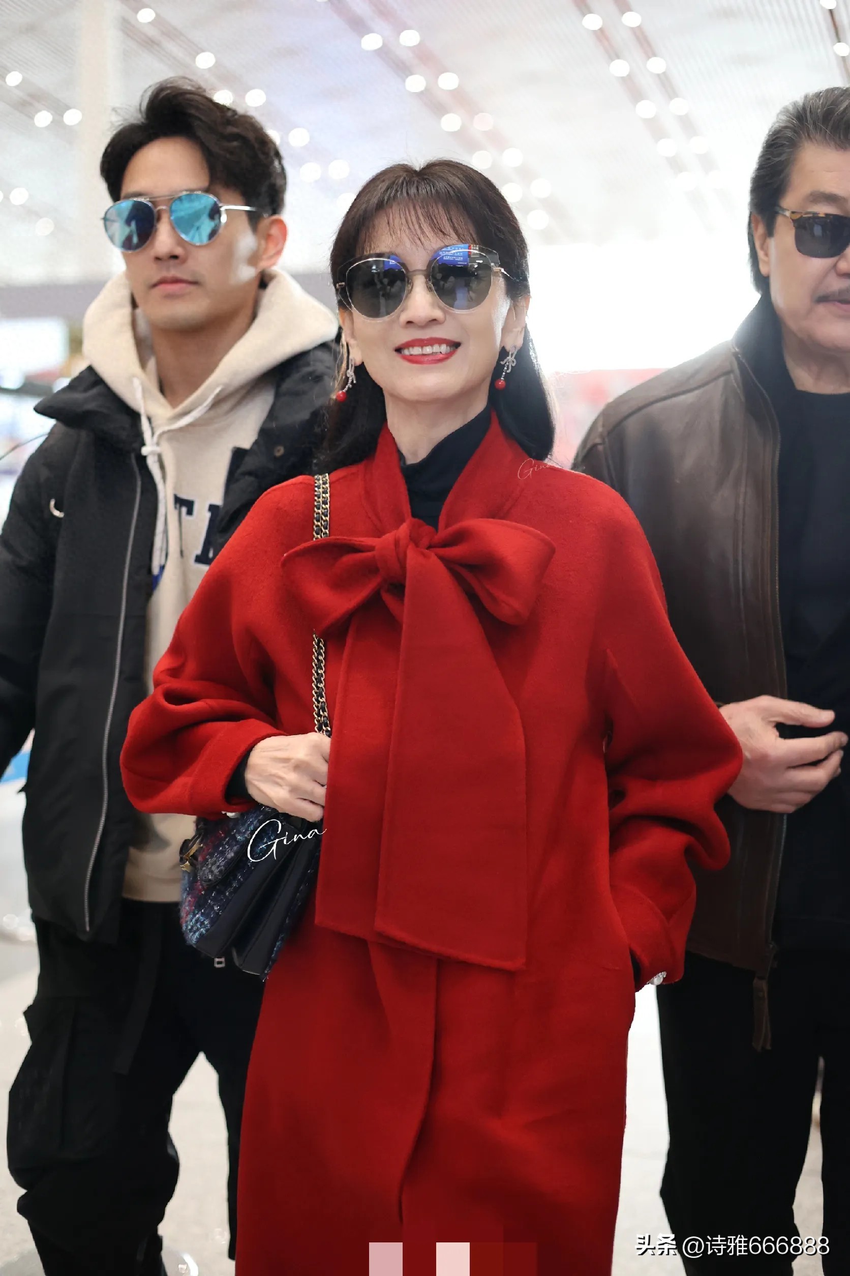 赵雅芝和老公儿子大年初二回香港，三人走机场真是一道靓丽风景线