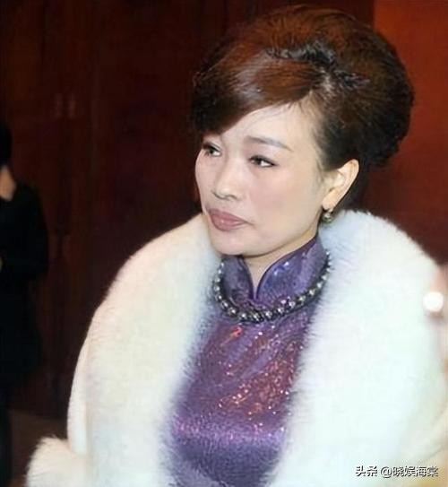 温州富婆胡洁，前脚送前夫进监狱，后脚风光带娃嫁给周立波！