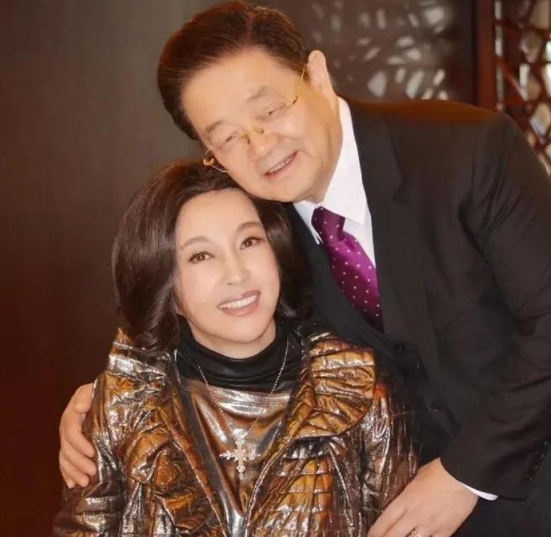 刘晓庆的大豪宅曝光，家里院子超大，还养了四只小狗
