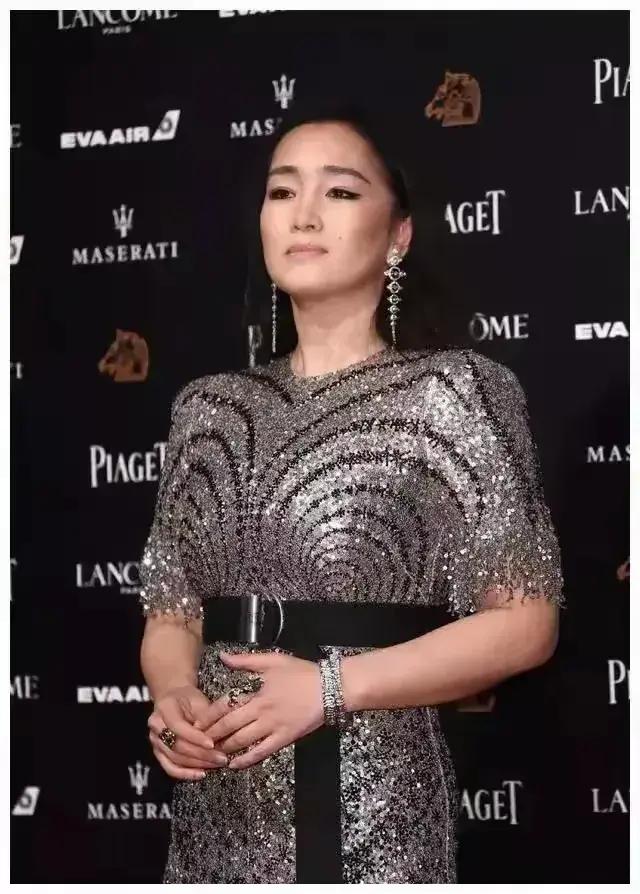 事实证明，陪法国总统访华的巩俐，已走上另一条大道