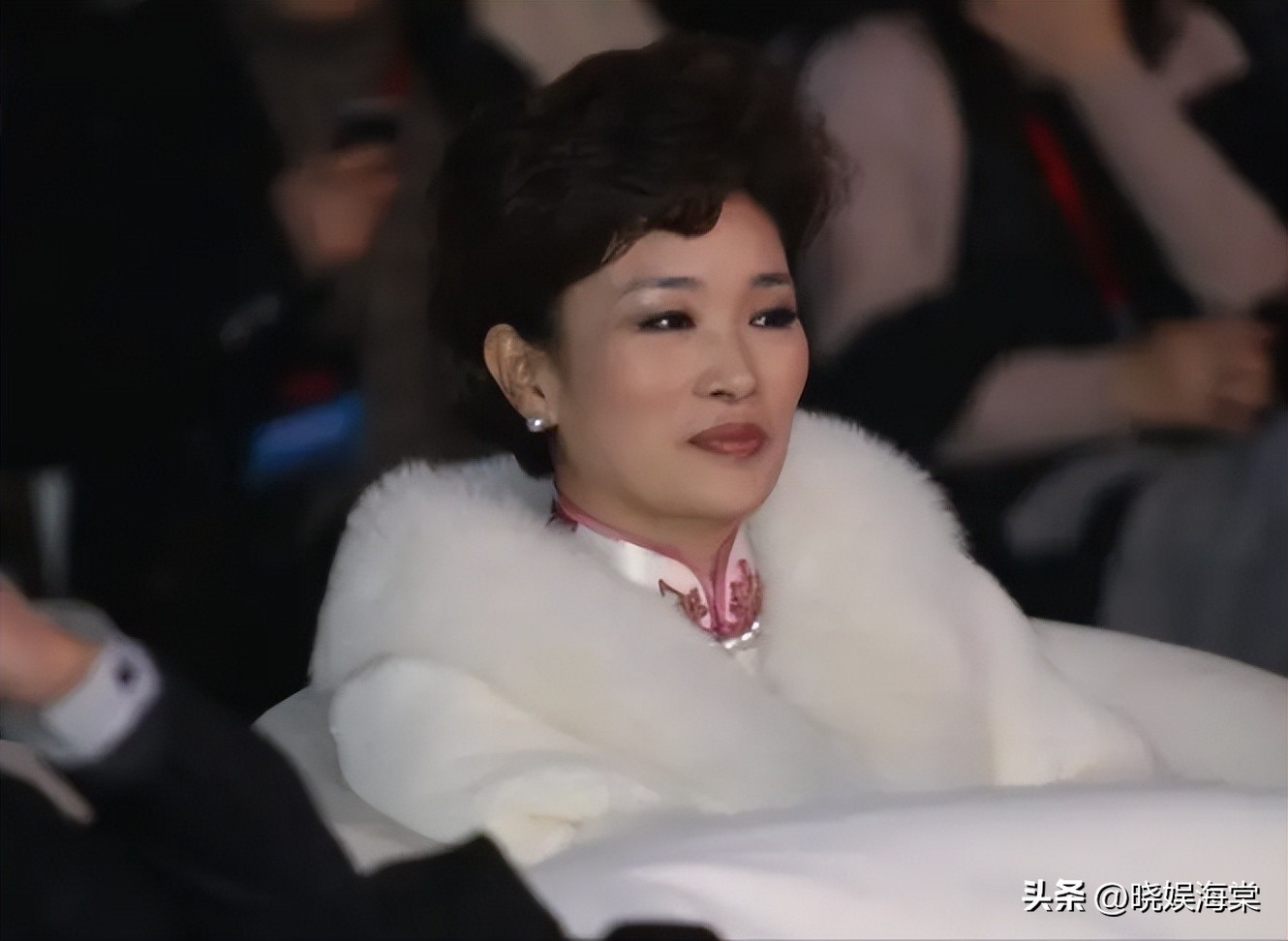 温州富婆胡洁，前脚送前夫进监狱，后脚风光带娃嫁给周立波！