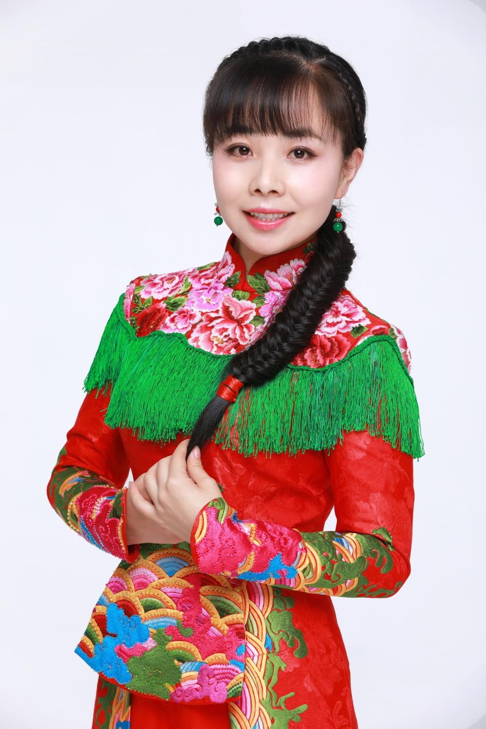 王二妮：23岁成名，放弃百万年薪下嫁农村，如今咋样了