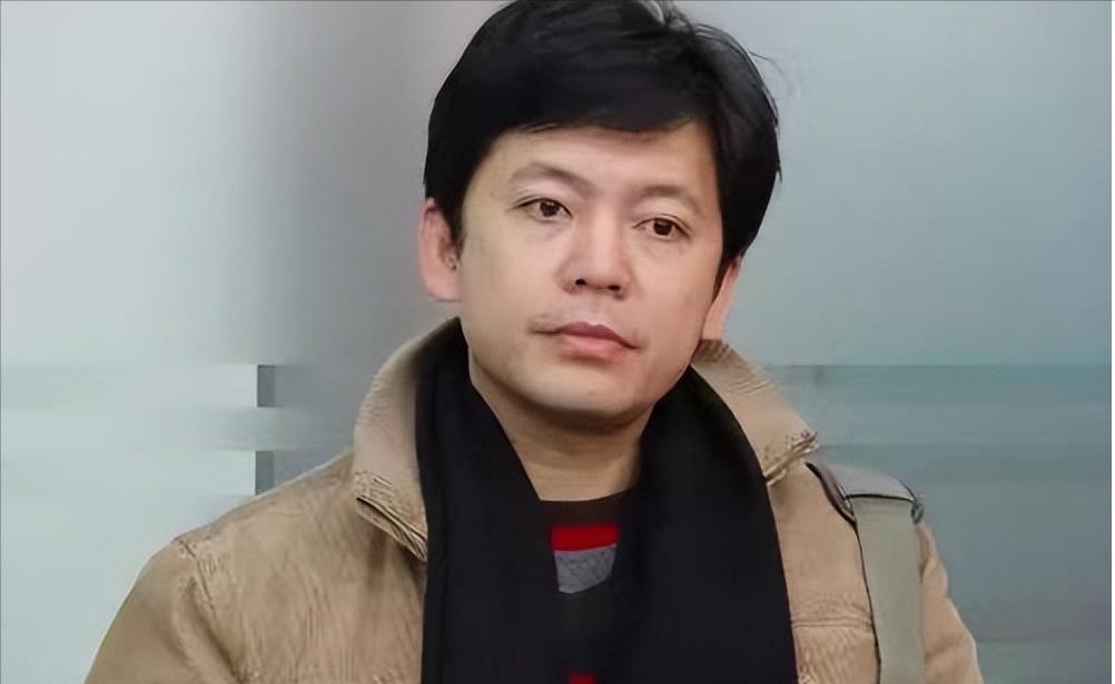 拒绝巩俐！出道至今零绯闻，当看到他妻子是谁后，大家才终于明白