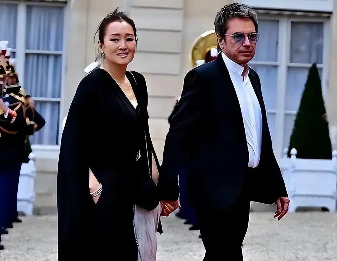 事实证明，陪法国总统访华的巩俐，已走上另一条大道