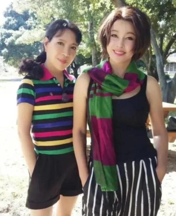 刘晓庆的大豪宅曝光，家里院子超大，还养了四只小狗