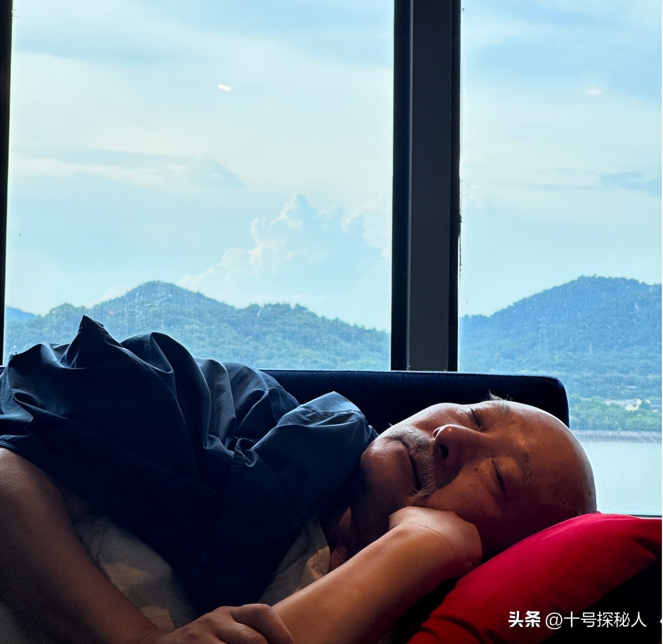 70岁陈佩斯拄拐杖现身，苍老许多，开电动三轮车，两次翻进水沟！