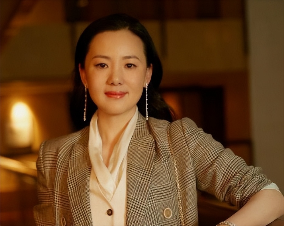 她陪伴陈道明8年，2亿身价不求名分，转身嫁王菲初恋成人生赢家