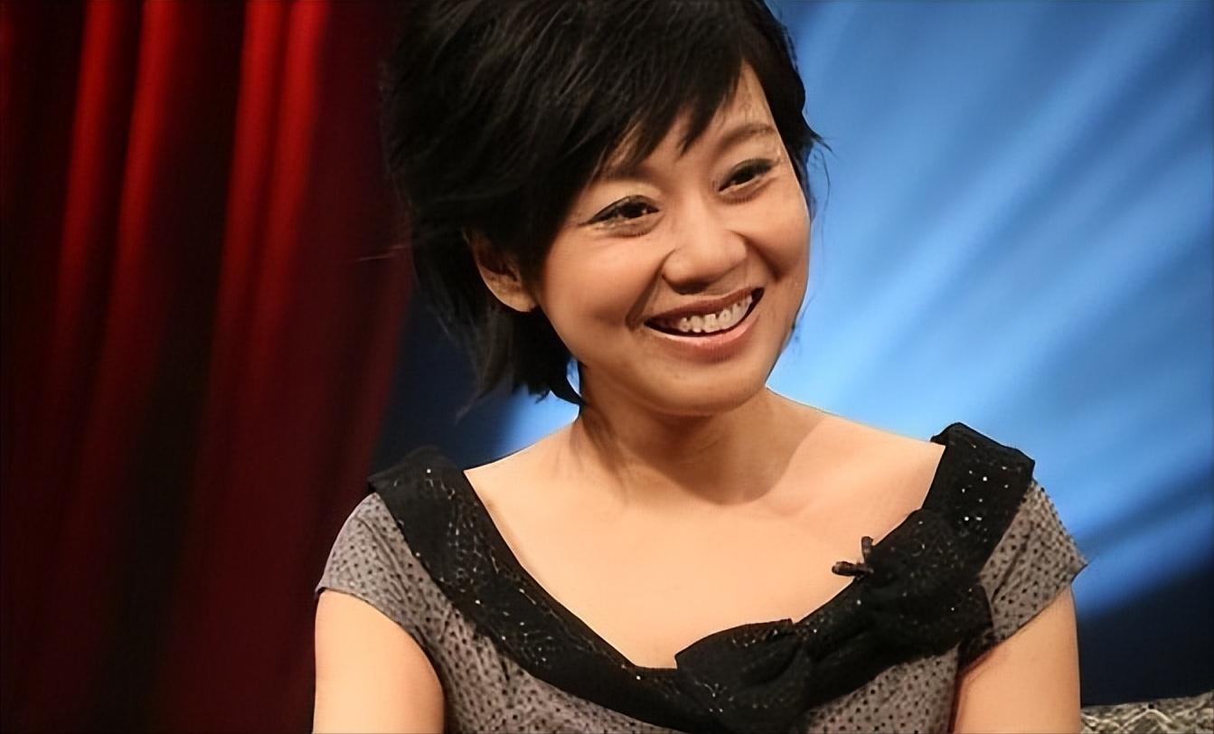 “风情女人”闫妮：离婚后曾多次“老牛吃嫩草”，53岁为何还未婚