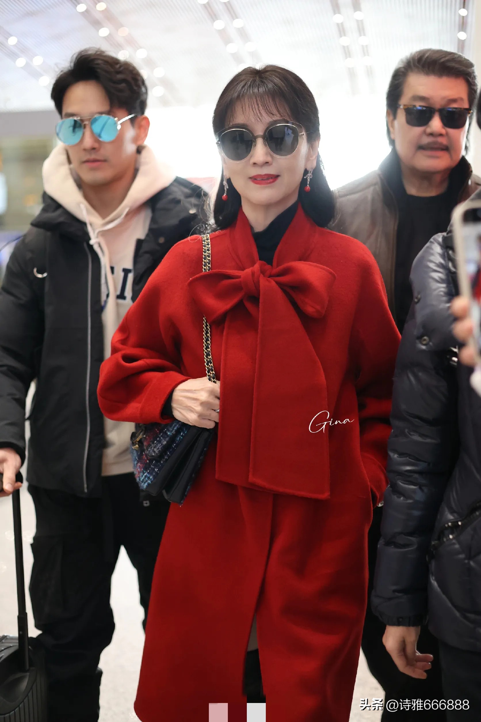 赵雅芝和老公儿子大年初二回香港，三人走机场真是一道靓丽风景线