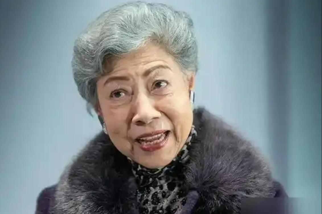 一生未婚，无儿无女，提前办理遗体捐献，90岁的罗兰比琼瑶更清醒