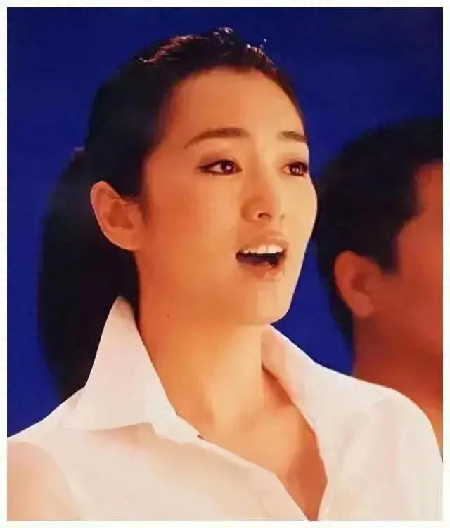 事实证明，陪法国总统访华的巩俐，已走上另一条大道