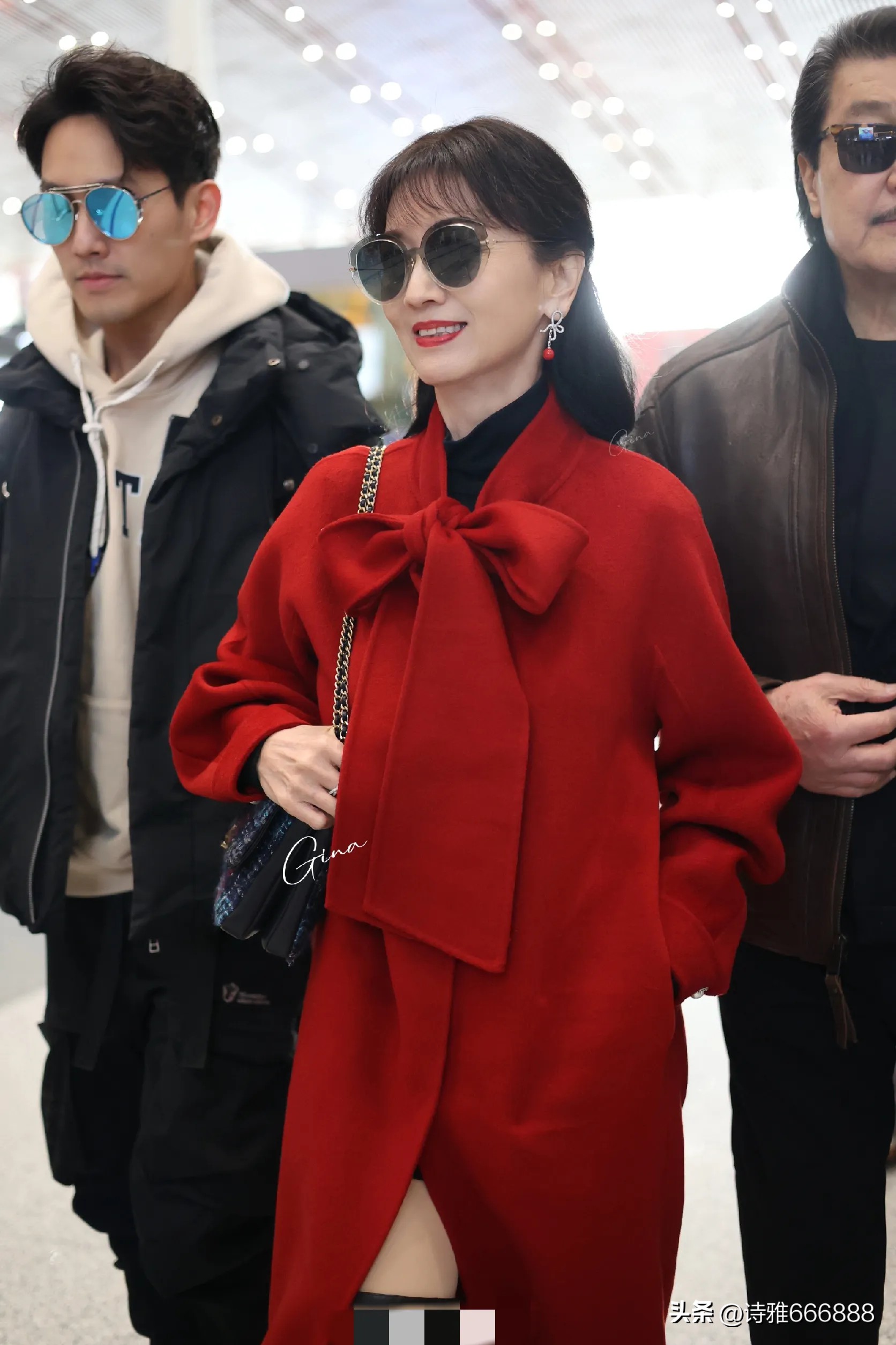 赵雅芝和老公儿子大年初二回香港，三人走机场真是一道靓丽风景线