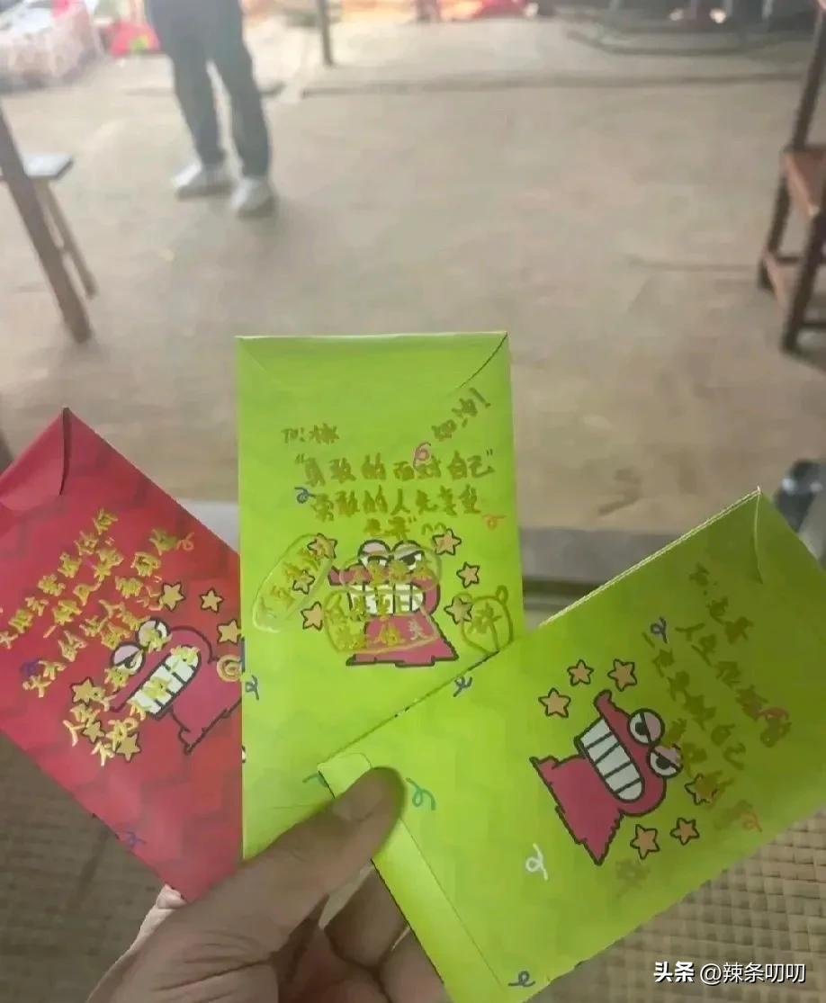 全红婵回家过年，给家人发红包，现场设置围栏反无人机设备护卫她