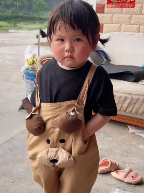 两千万网红瑶一瑶，从一岁开始赚钱，至今4岁还没有上幼儿园