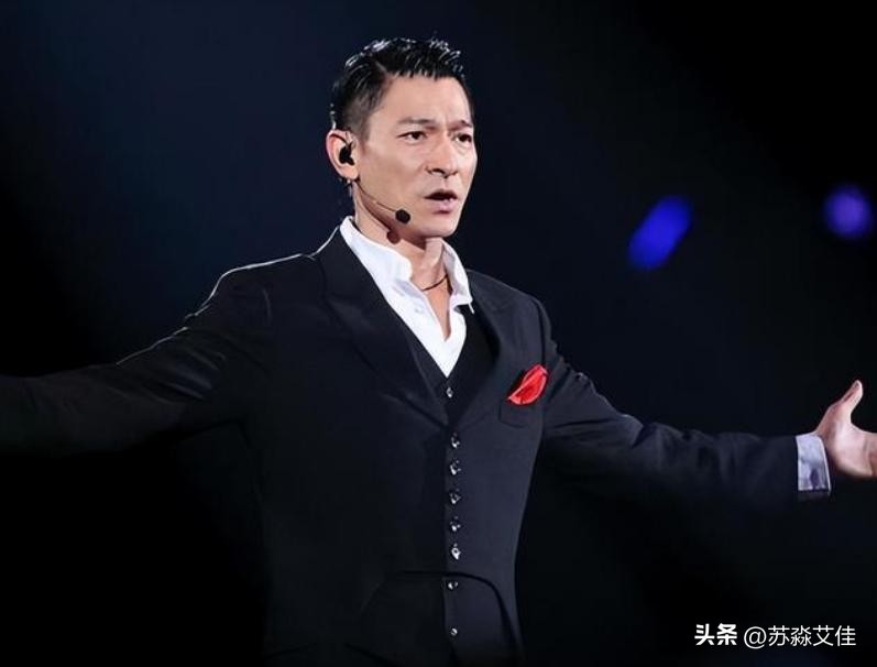 乐坛最大的笑话，一首代表作都没的歌手，却敢当评委自称乐坛的神