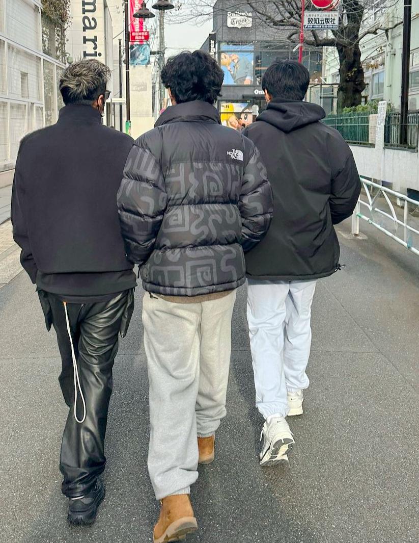 年初一，谢霆锋与两个儿子的合影公开，三父子一样高就像兄弟
