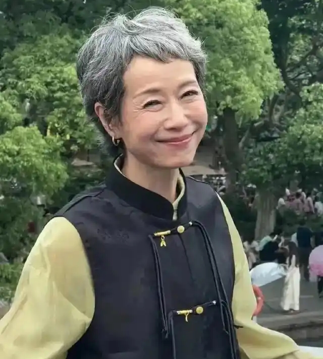 叶童为何一生丁克？本以为是丈夫背叛，看了原因才知她的清醒