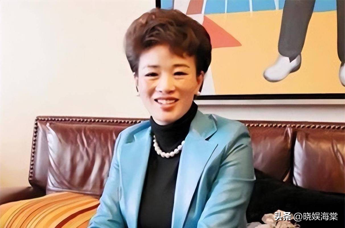 温州富婆胡洁，前脚送前夫进监狱，后脚风光带娃嫁给周立波！