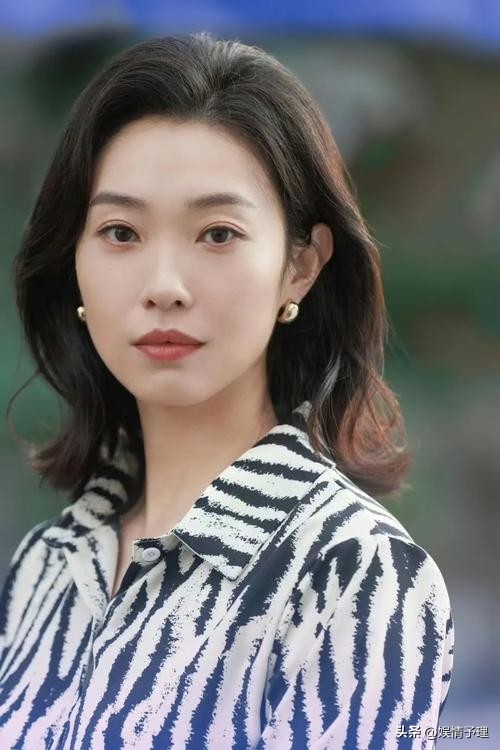 演完张颂文的老婆，又演白宇的同事，40岁的她常演配角却是剧抛脸