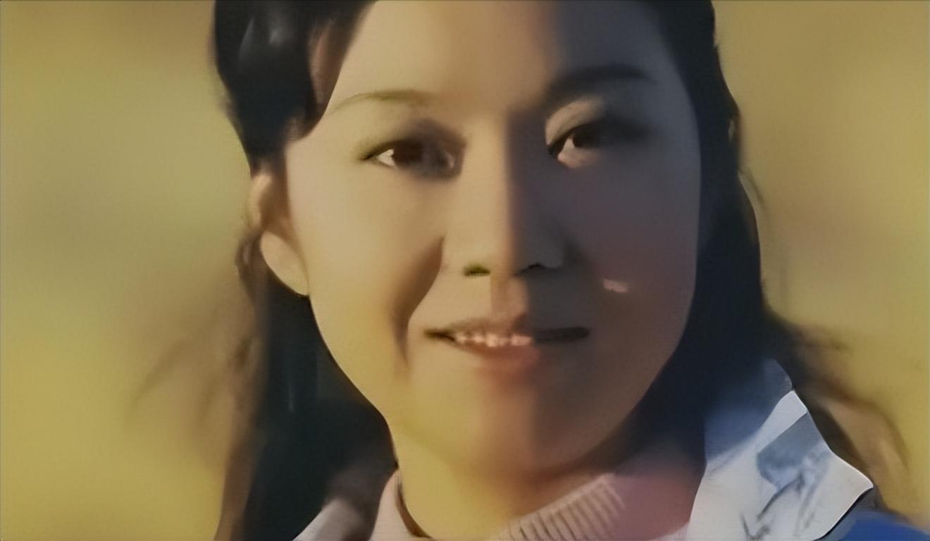 “风情女人”闫妮：离婚后曾多次“老牛吃嫩草”，53岁为何还未婚