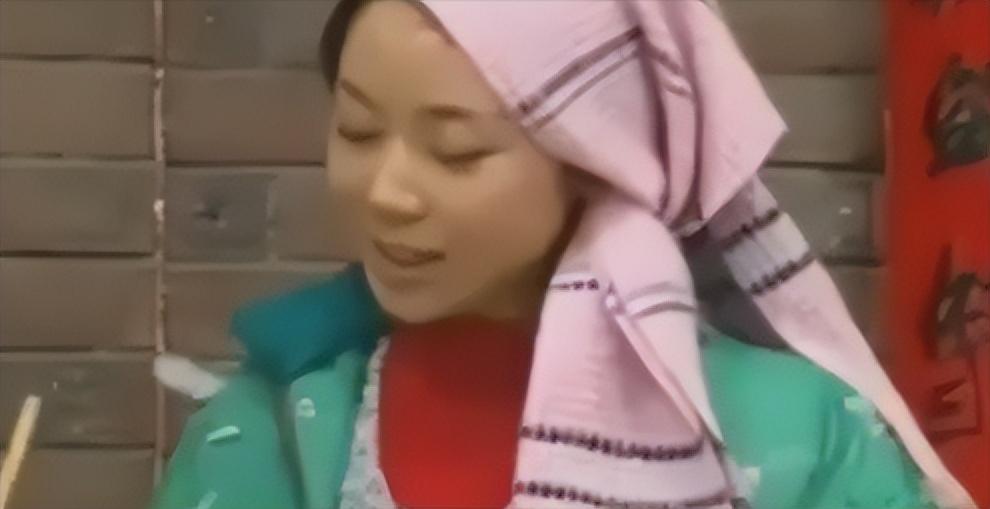 “风情女人”闫妮：离婚后曾多次“老牛吃嫩草”，53岁为何还未婚