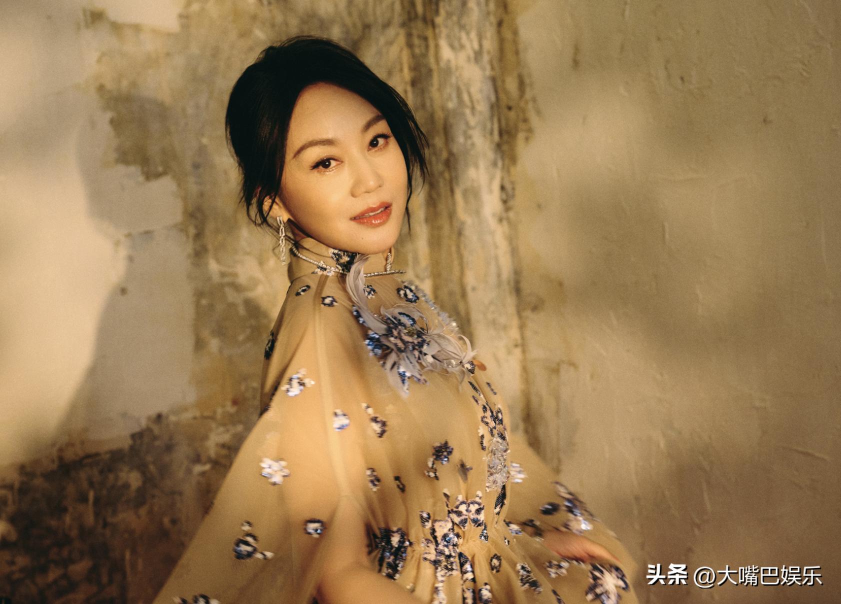 再看央视春晚艳压群芳的8位女星，科技脸输了，优雅老去的赢麻了