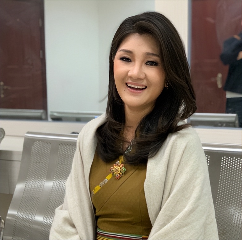 歌手降央卓玛：因丈夫高颜值疯狂倒追，婚后生3胎，如今怎么样了