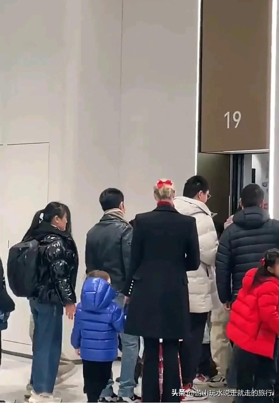 撒贝宁一家回武汉过年拜年，妻子李白身材气质抢眼，龙凤胎好可爱