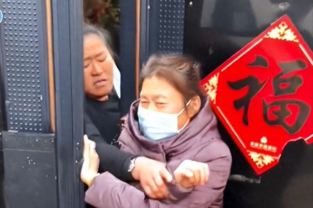 大衣嫂轰走拜年乡邻！大衣哥欲哭无泪：现场曝光，恐成下一个王菲