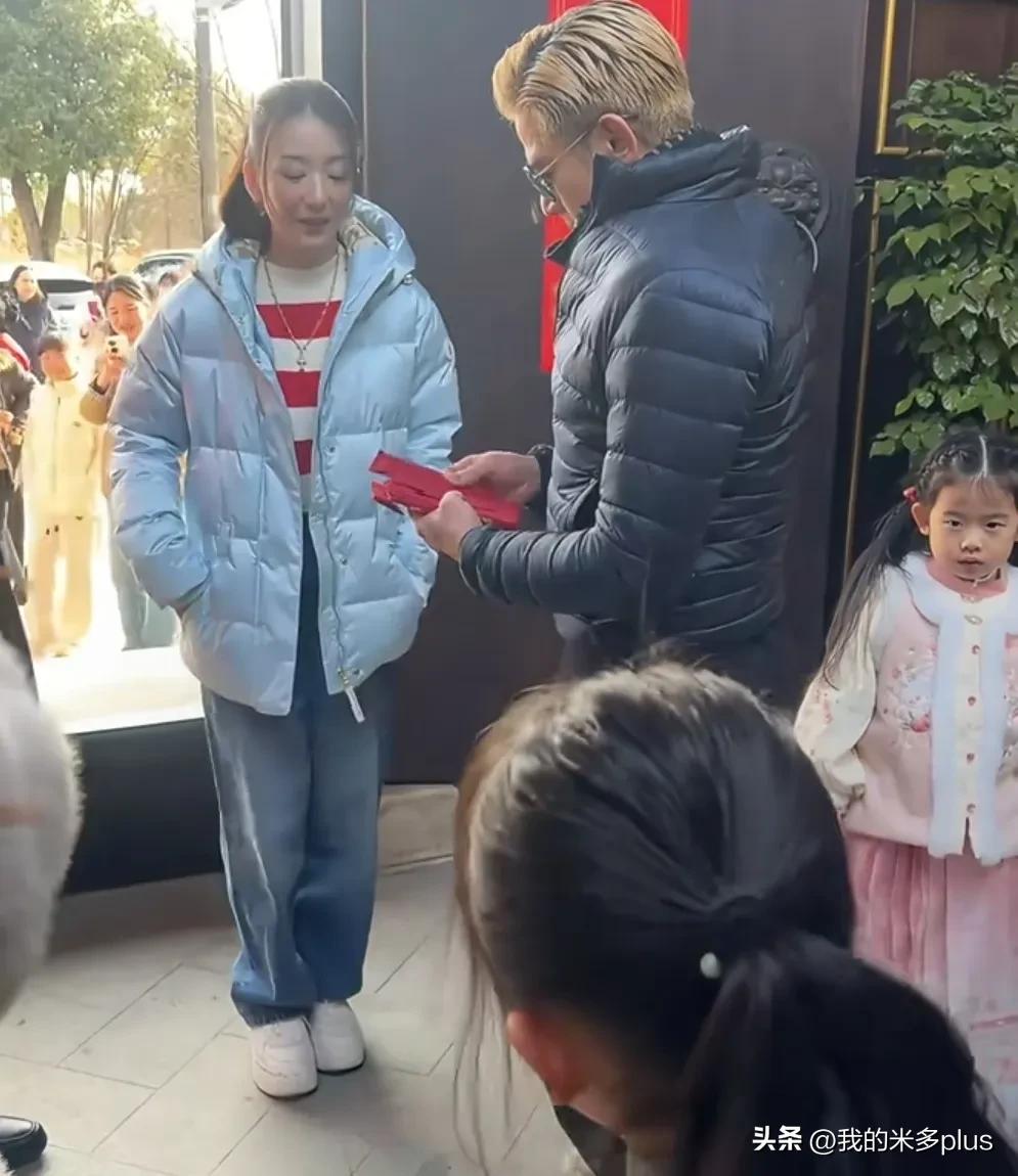 方媛回安徽好风光！郭富城戴墨镜穿紧身羽绒服陪笑，岳父一脸满意