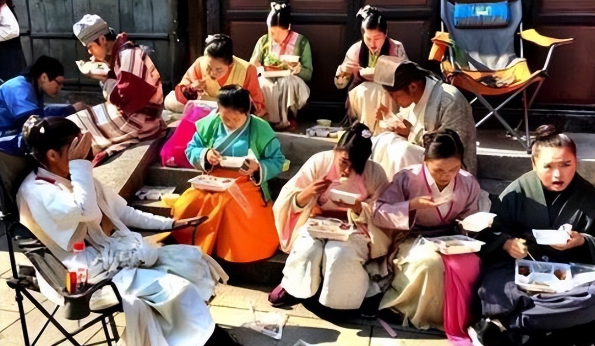 横店13万群演现状：美女泛滥，懒汉遍地，降薪后他们该何去何从？