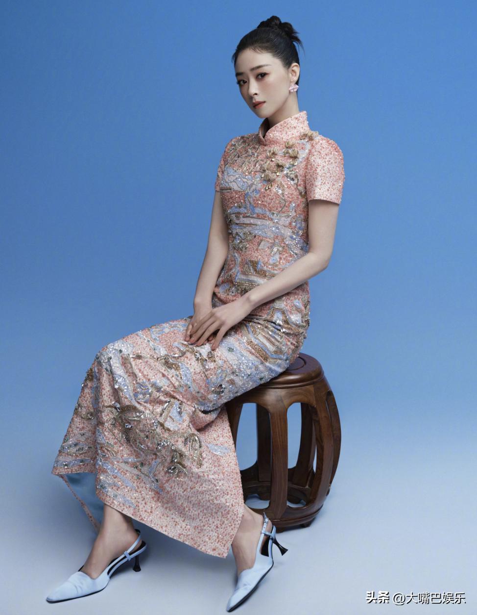再看央视春晚艳压群芳的8位女星，科技脸输了，优雅老去的赢麻了