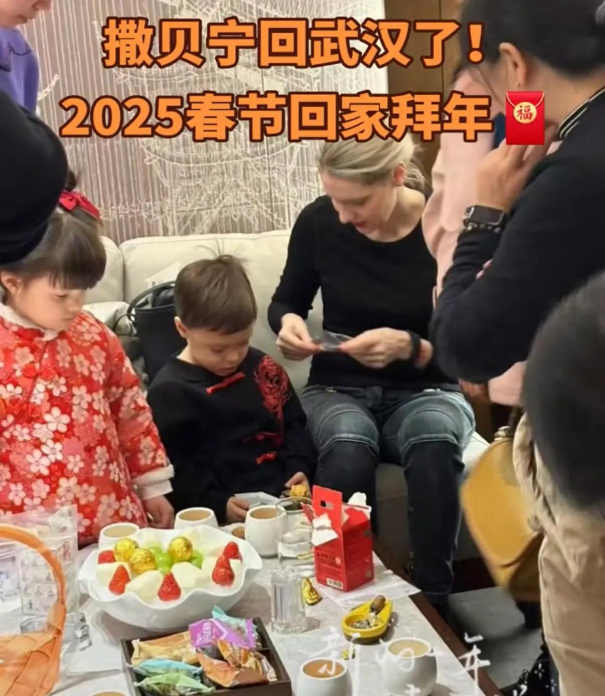 撒贝宁一家回武汉拜年，李白身材气质出众，龙凤胎穿拜年服好可爱