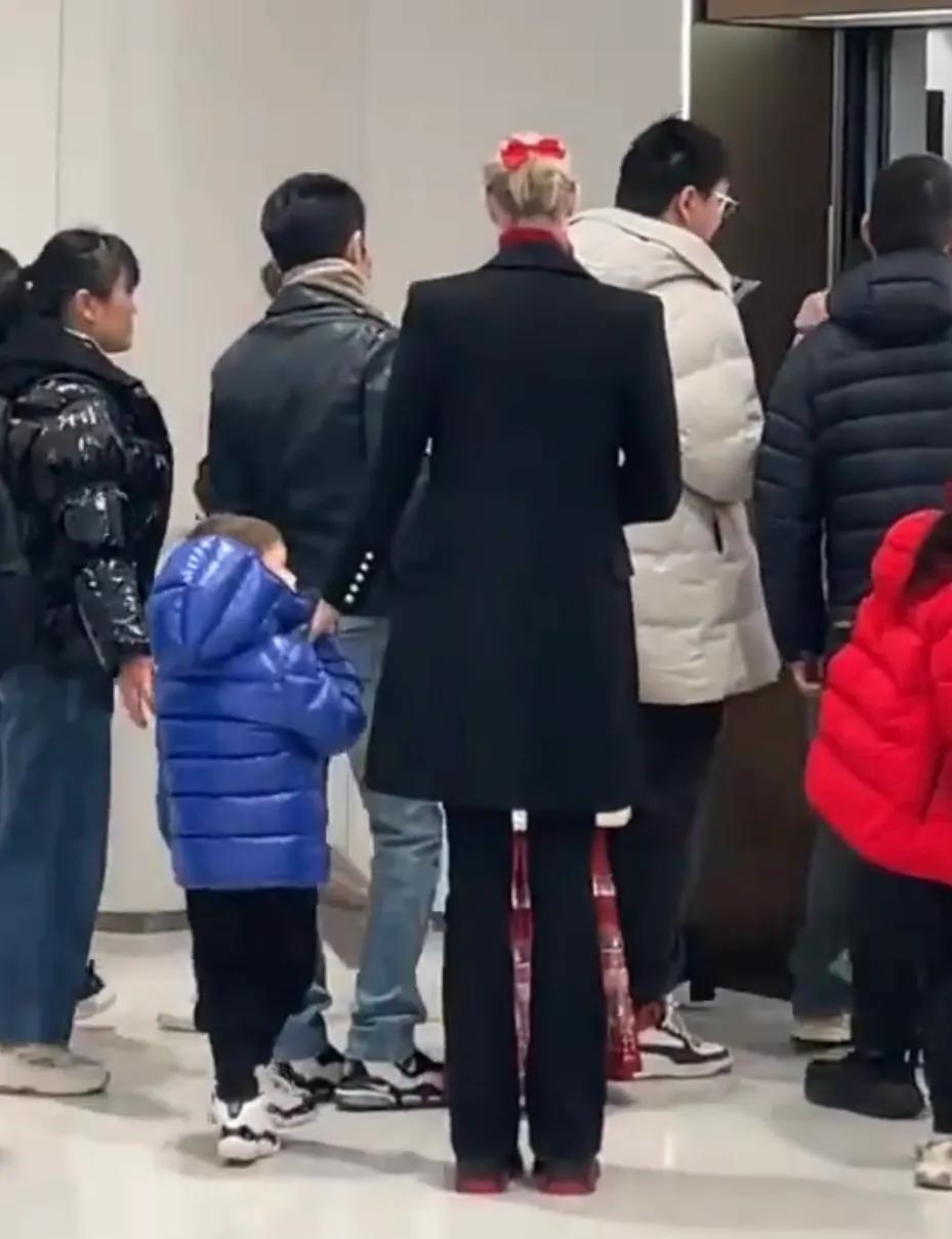 撒贝宁一家回武汉拜年，李白身材气质出众，龙凤胎穿拜年服好可爱