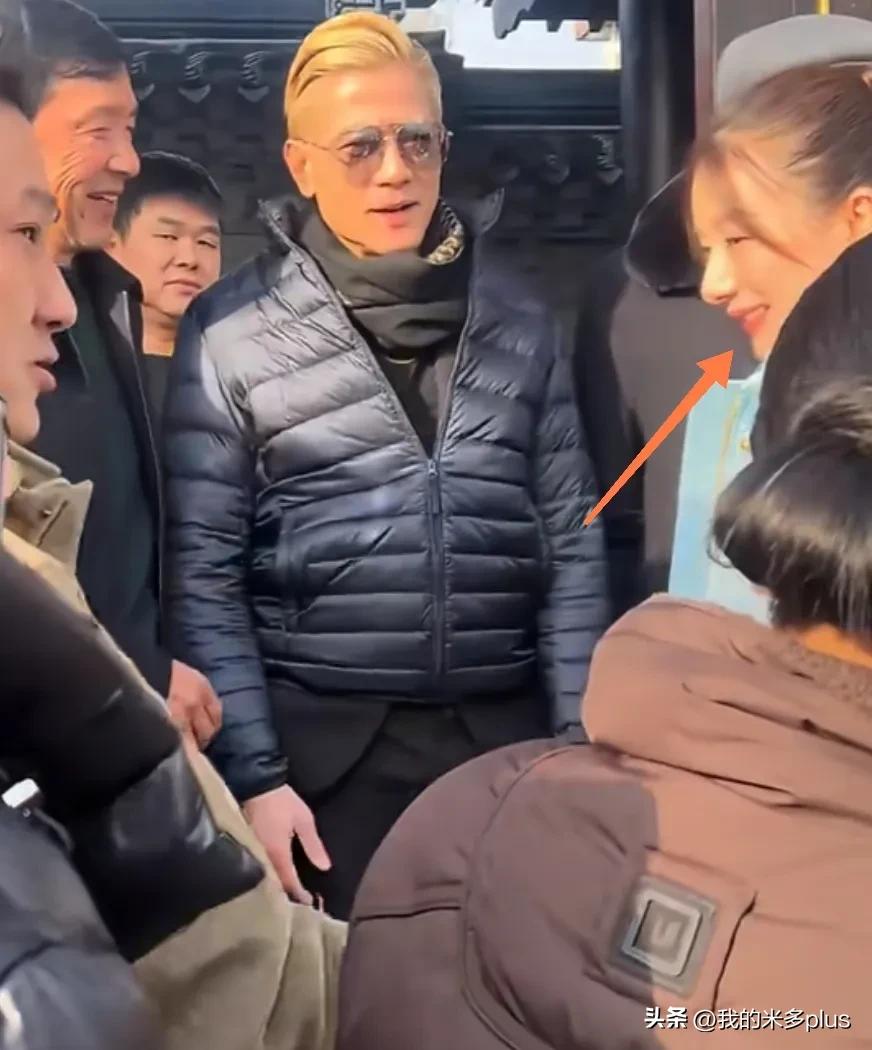 方媛回安徽好风光！郭富城戴墨镜穿紧身羽绒服陪笑，岳父一脸满意