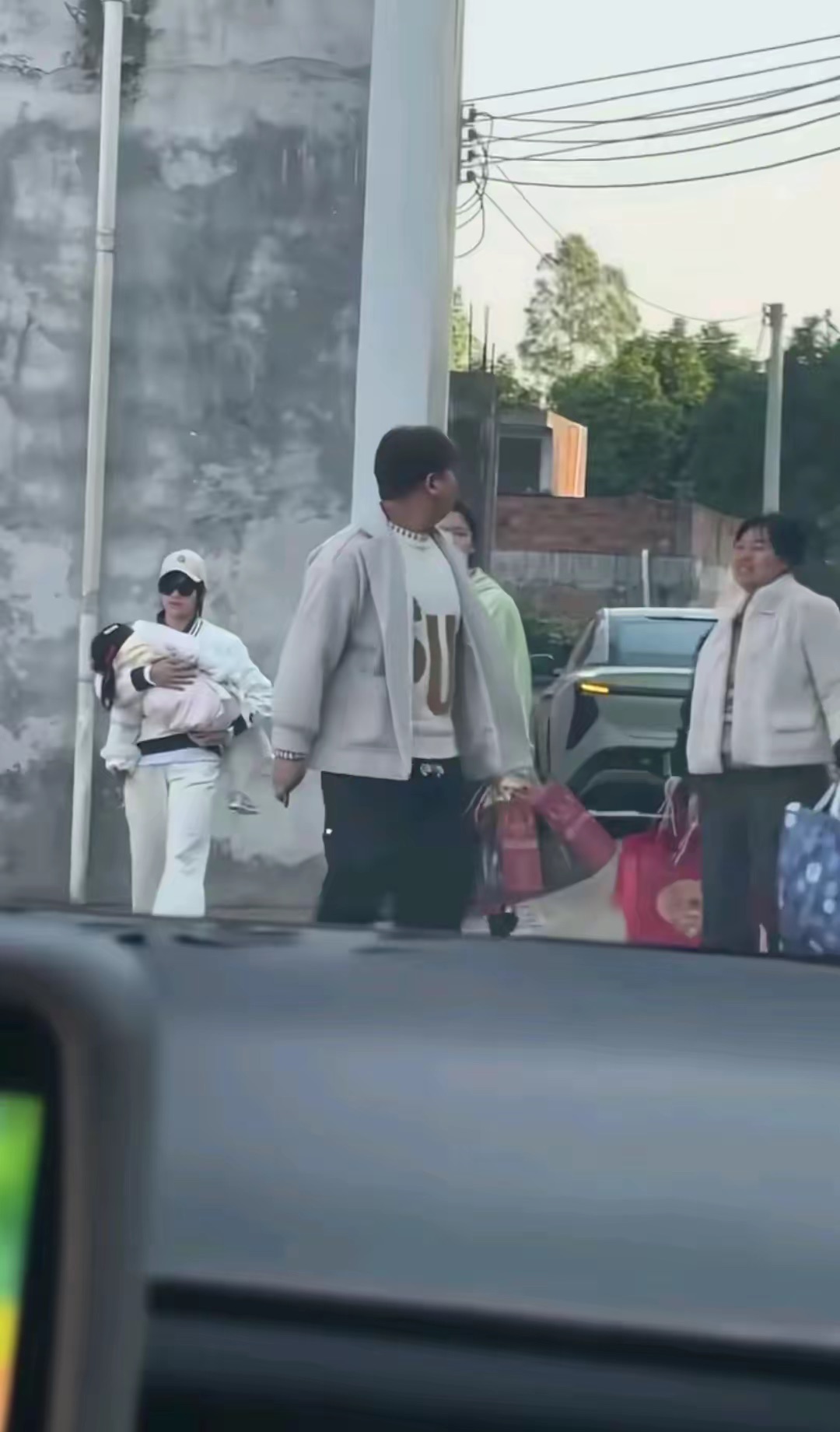 全红婵妈妈携家人回娘家，她戴两个大金镯子好醒目，果然是有钱了