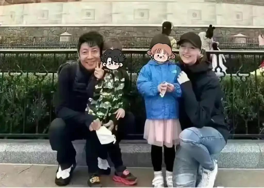 撒贝宁一家回武汉拜年，李白身材气质出众，龙凤胎穿拜年服好可爱
